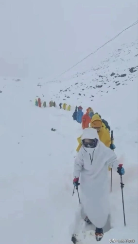 Everest'te ölümcül fırtına: Binlerce dağcı mahsur kaldı!