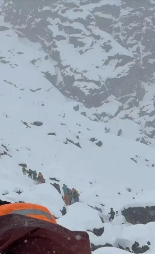 Everest'te ölümcül fırtına: Binlerce dağcı mahsur kaldı!