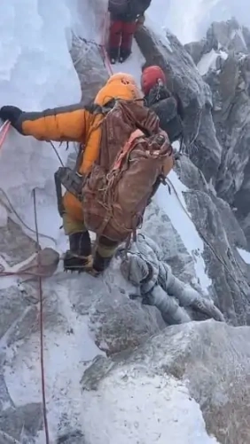 Everest'te ölümcül fırtına: Binlerce dağcı mahsur kaldı!