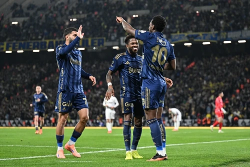 Fenerbahçe, Eyüpspor deplasmanında 3-0 kazandı ve liderliğe yükseldi