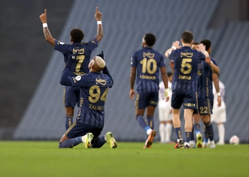 Fenerbahçe, Eyüpspor deplasmanında 3-0 kazandı ve liderliğe yükseldi