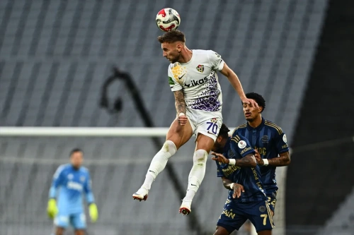 Fenerbahçe, Eyüpspor deplasmanında 3-0 kazandı ve liderliğe yükseldi