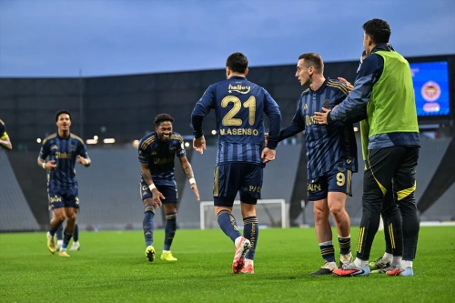 Fenerbahçe, Eyüpspor deplasmanında 3-0 kazandı ve liderliğe yükseldi