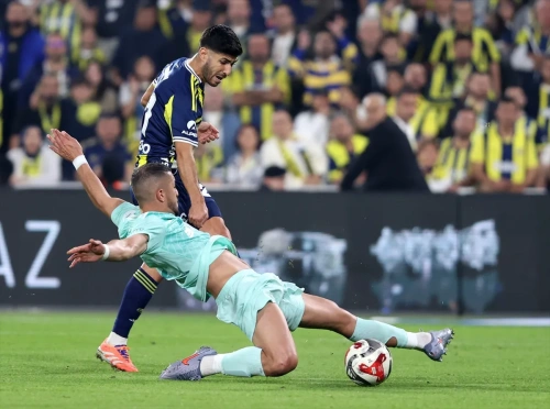 Fenerbahçe, Kayserispor'u 4-2 yenerek liderle arayı kapattı