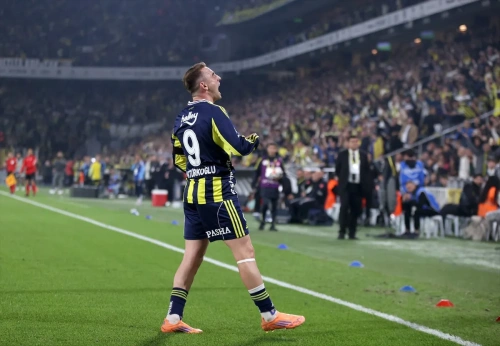 Fenerbahçe, Kayserispor'u 4-2 yenerek liderle arayı kapattı