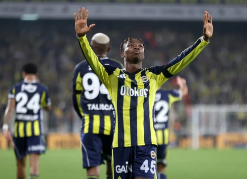 Fenerbahçe, Kayserispor'u 4-2 yenerek liderle arayı kapattı