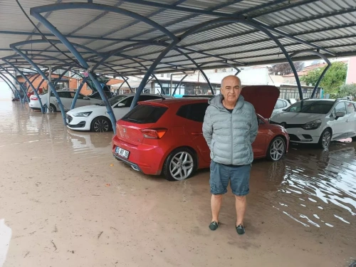 Foça'da şiddetli sağanak: Yollar göle döndü, evler su altında