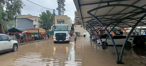 Foça'da şiddetli sağanak: Yollar göle döndü, evler su altında