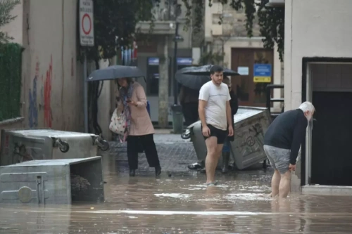 Foça'da şiddetli sağanak: Yollar göle döndü, evler su altında