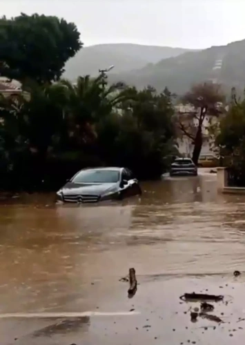 Foça'da şiddetli sağanak: Yollar göle döndü, evler su altında