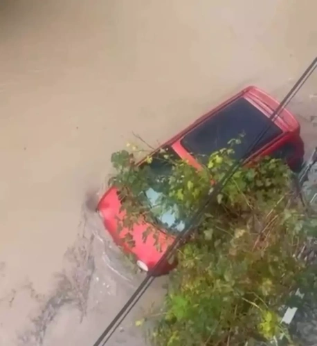 Foça'da şiddetli sağanak: Yollar göle döndü, evler su altında