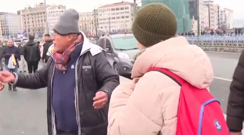 Galata Köprüsü'nde şok olay: Vegan kadın balıkları denize döktü