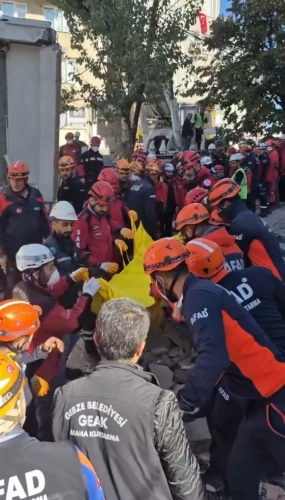 Gebze'de 7 katlı bina çöktü: 2 çocuk hayatını kaybetti, Dilara sağ kurtarıldı