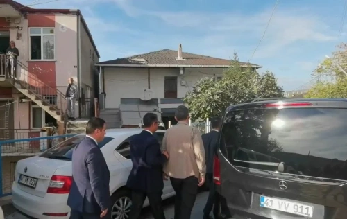 'Gözaltında olmalısınız' sloganıyla vali ve başkan kovuldu