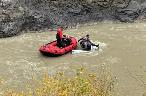 Hakkari'de feci kaza: Pikap 150 metrelik uçurumdan Zap Suyu'na düştü, 2 ölü