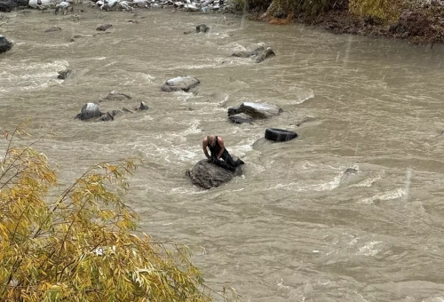 Hakkari'de feci kaza: Pikap 150 metrelik uçurumdan Zap Suyu'na düştü, 2 ölü