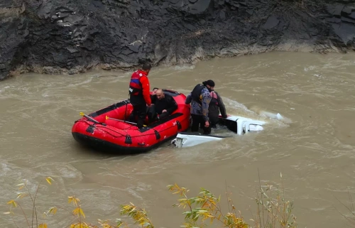Hakkari'de feci kaza: Pikap 150 metrelik uçurumdan Zap Suyu'na düştü, 2 ölü