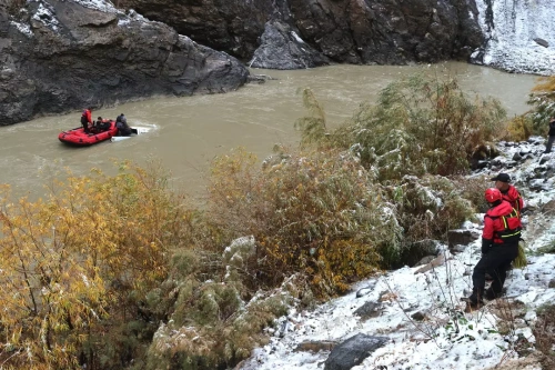 Hakkari'de feci kaza: Pikap 150 metrelik uçurumdan Zap Suyu'na düştü, 2 ölü