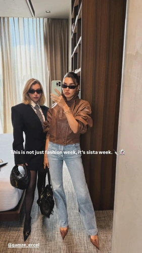 Hande ve Gamze Erçel Milano'da: Moda Haftası'nda abla-kardeş Pozları!