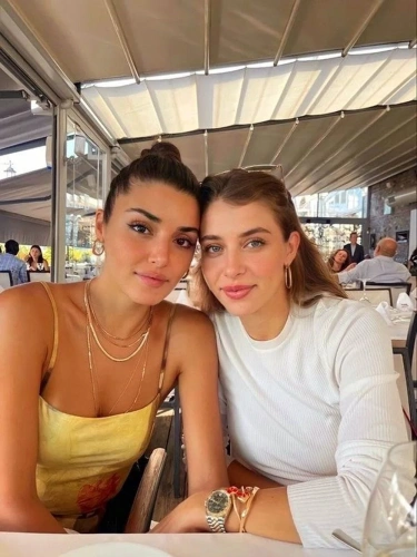 Hande ve Gamze Erçel Milano'da: Moda Haftası'nda abla-kardeş Pozları!