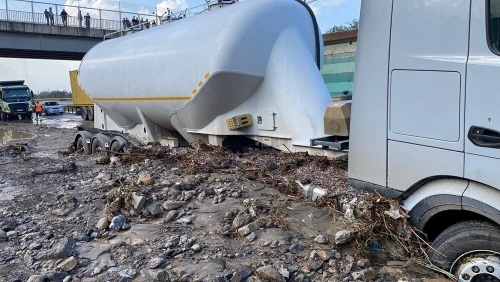 Hatay'da sel felaketi: Engelli kadın tekerlekli sandalyeyle sürüklendi