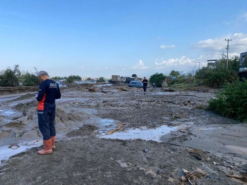 Hatay'da sel felaketi: Engelli kadın tekerlekli sandalyeyle sürüklendi