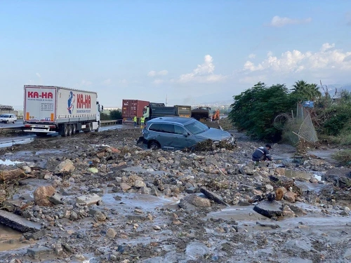 Hatay'da sel felaketi: Engelli kadın tekerlekli sandalyeyle sürüklendi
