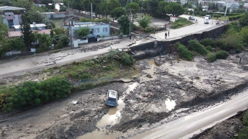 Hatay'da sel felaketi: Engelli kadın tekerlekli sandalyeyle sürüklendi