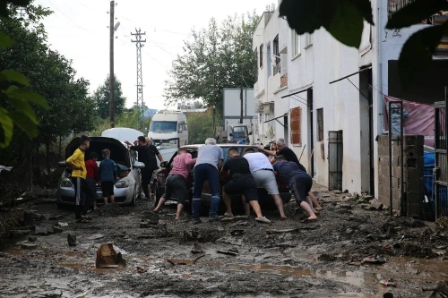 Hatay'da sel felaketi: Engelli kadın tekerlekli sandalyeyle sürüklendi