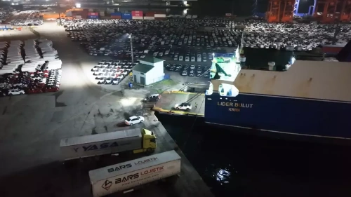 Haydarpaşa'da gece operasyonu: Yüzlerce 2026 model araç karaya çıktı