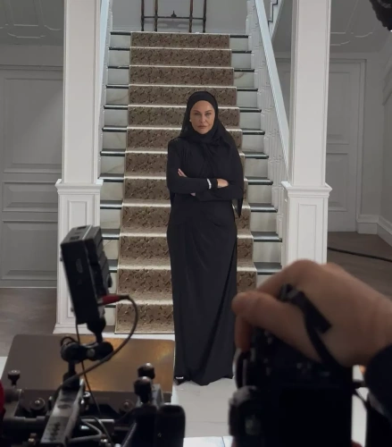 Hülya Avşar 4 yıl sonra ekrana dönüyor: Yeni rolü için başörtüsü taktı