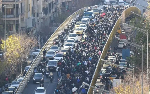 İran'da veliaht prensin çağrısıyla kitlesel protestolar: İnternet kesildi