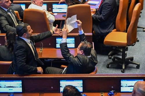 İsrail Meclisi'nde gergin anlar: Trump'a 'soykırım' protestosu