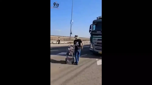 İsrail'de skandal görüntü: Gazze'ye giden yardım tırlarının önüne bebekleri attılar