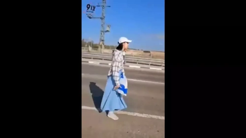 İsrail'de skandal görüntü: Gazze'ye giden yardım tırlarının önüne bebekleri attılar