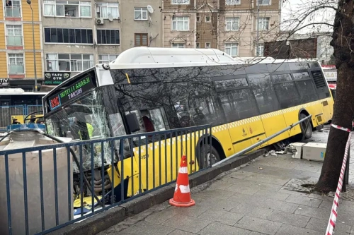 İstanbul Esenler'de İETT otobüsü kontrolden çıktı: Otoparka girdi