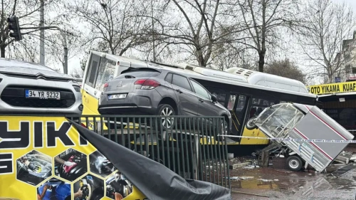 İstanbul Esenler'de İETT otobüsü kontrolden çıktı: Otoparka girdi