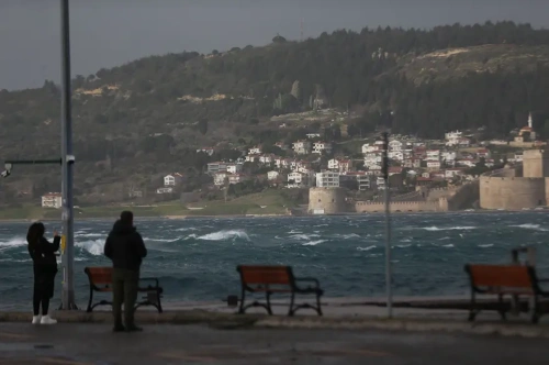 İstanbul'da lodos fırtınası vurdu: Ağaçlar devrildi, çatılar uçtu