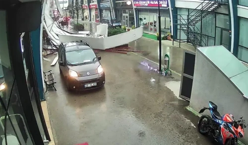 İstanbul'da lodos fırtınası vurdu: Ağaçlar devrildi, çatılar uçtu