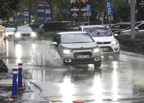 İstanbul'da lodos fırtınası vurdu: Ağaçlar devrildi, çatılar uçtu