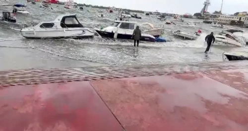 İstanbul'da lodos fırtınası vurdu: Ağaçlar devrildi, çatılar uçtu