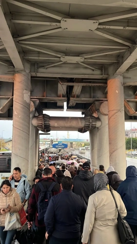 İstanbul'da metrobüs seferleri durdu, binlerce kişi mağdur oldu