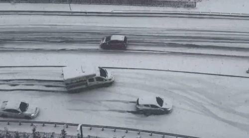 İstanbul'da yılın ilk kar yağışı: Ulaşımda aksamalar yaşandı