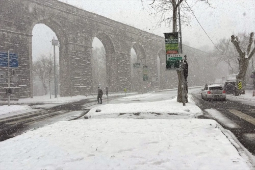 İstanbul'da yılın ilk kar yağışı: Ulaşımda aksamalar yaşandı