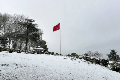 İstanbul'da yılın ilk kar yağışı: Ulaşımda aksamalar yaşandı