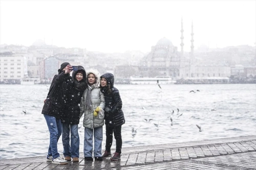 İstanbul'da yılın ilk kar yağışı: Ulaşımda aksamalar yaşandı