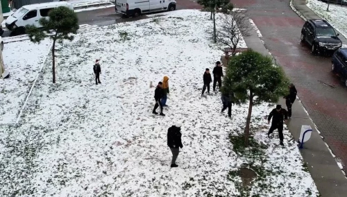 İstanbul'da yılın ilk kar yağışı: Ulaşımda aksamalar yaşandı