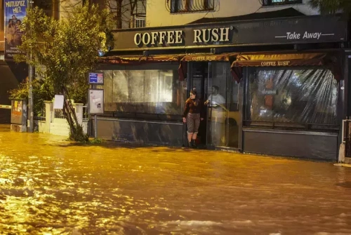 İzmir'de şiddetli yağış felaketi: Sokaklar sular altında, 3 ilçede su kesintisi