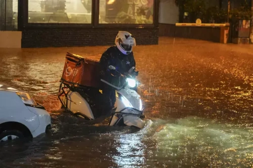 İzmir'de şiddetli yağış felaketi: Sokaklar sular altında, 3 ilçede su kesintisi