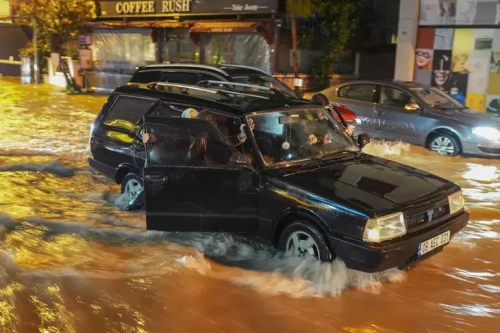 İzmir'de şiddetli yağış felaketi: Sokaklar sular altında, 3 ilçede su kesintisi